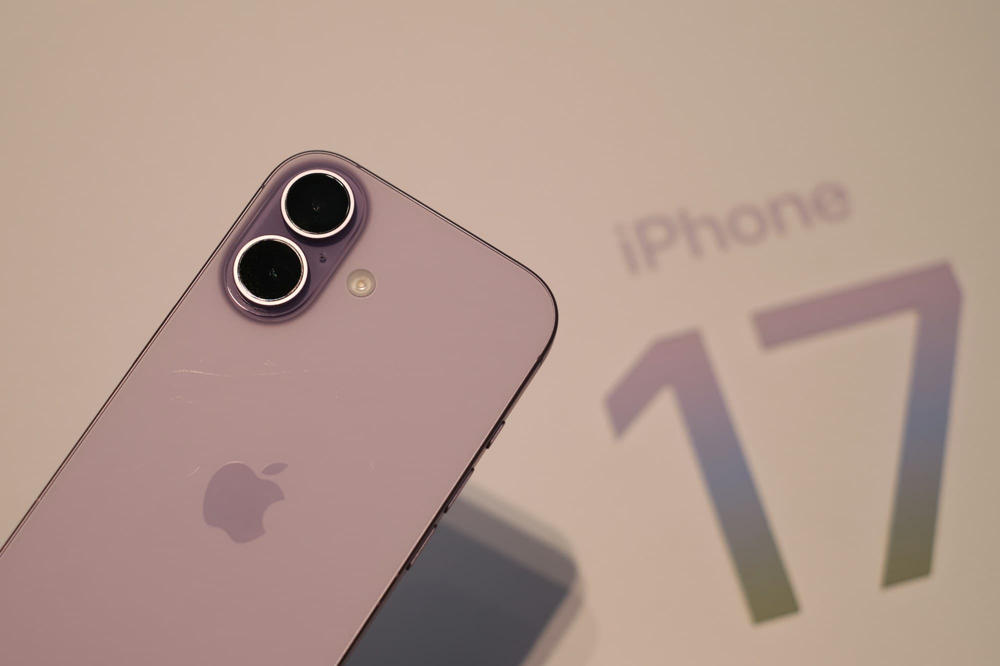 iPhone 17 lavanda — foto Unsplash (licença Unsplash)